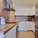 10 Minutes To City: Cozy Urban Apartmán Bratislava