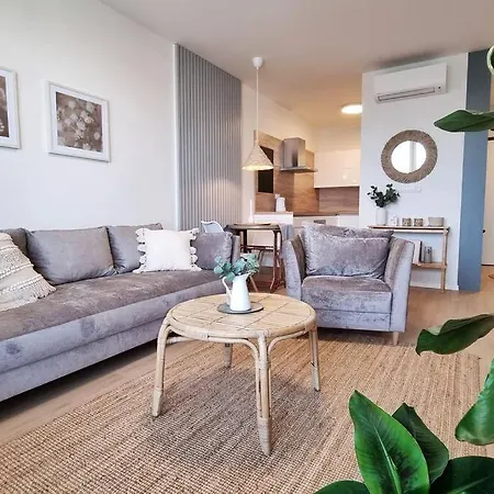 10 Minutes To City: Cozy Urban Apartment