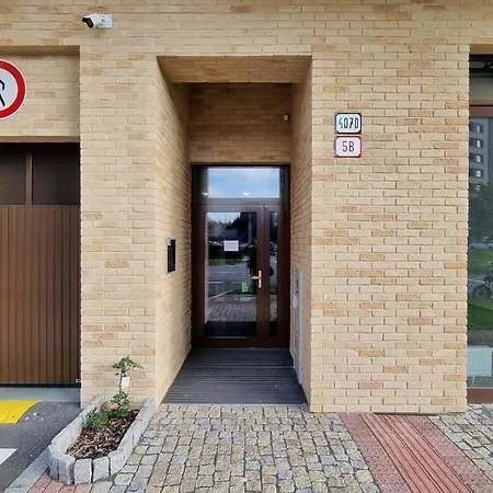 10 Minutes To City: Cozy Urban Apartament Bratislava