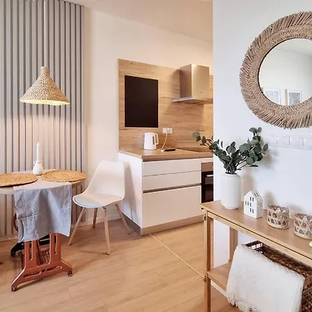 10 Minutes To City: Cozy Urban Apartment