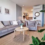 10 Minutes To City: Cozy Urban Apartman