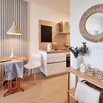 10 Minutes To City: Cozy Urban Apartman